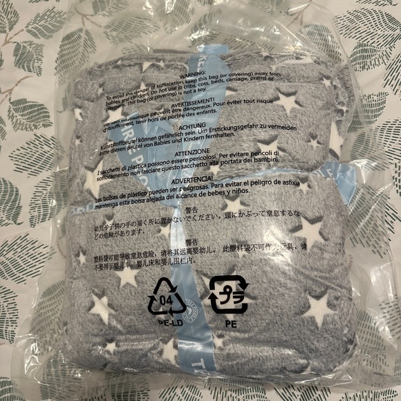 NWT Kids Oversized Hoodie Blanket Grey With Stars Three Poodle - Picture 4 of 4